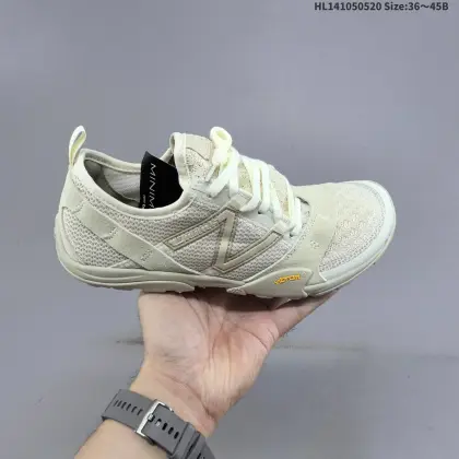 New Balance NB MT10O 舒适时尚 减震耐磨 低帮 生活休闲鞋 New Balance MT10O休闲鞋是一款由New Balance与日本时尚品牌(ISSEY MIYAKE)携手打造的联名鞋款.MT10O的设计灵感源自“感官身体和赤足运动”的概念,旨在还原赤足行走的感受.它模仿脚的形状,降低了脚的高度和体积,同时保留了越野跑的元素.鞋面采用轻质网布与柔软皮革相结合,既保证了透20,又增添了质感.细绳鞋带的设计简约而不失时尚感.鞋底采用Vibram橡胶大底,赋予卓越的抓地力,适合多种地形穿着.中底采用薄薄的缓冲层,提供舒适的穿着体验.鞋身紧贴脚面,形成良好的包裹性,减少脚在鞋内的移动与摩擦.4毫米的低坡差设计更适合自然的中足落地方式,尽可能贴近地面,让穿着者能够更贴近地面,感受大自然的每一丝呼吸. 货号:MT10OAA 编码:HL141050520 B